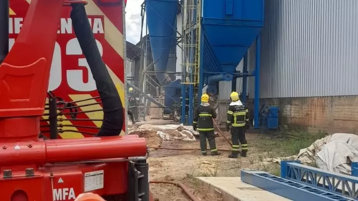 Incêndio em silo leva 4 horas para ser extinto